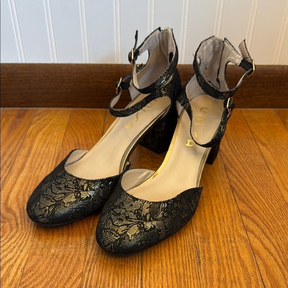 Unisa Women’s Block Heel Metallic Black & Gold Lace 2.5 Inch Heels Size 10 - Picture 2 of 12